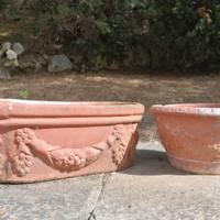 Vasi di terracotta con decorazioni a rilievo
