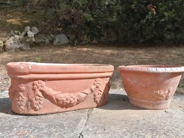 Vasi di terracotta con decorazioni a rilievo