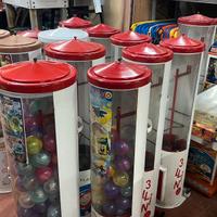 Distributori palline sorprese giochi