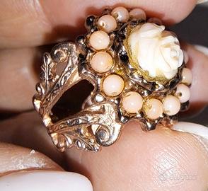 Anello vintage con vero corallo rosa.