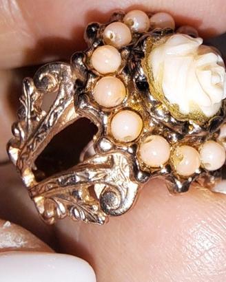 Anello vintage con vero corallo rosa.