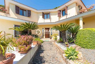 Prestigiosa villa unifamiliare a Poggio dei Pini
