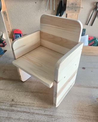 Sedia artigianale in legno per bambini