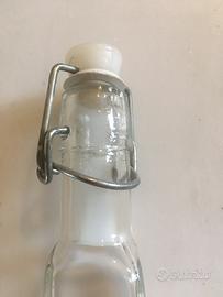 Bottiglietta con chiusura ermetica