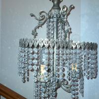 Lampadario antico con cristalli