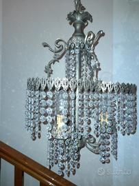 Lampadario antico con cristalli