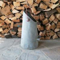 Vecchio contenitore in ghisa vintage