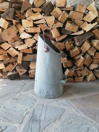 Vecchio contenitore in ghisa vintage