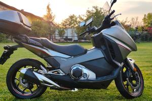Honda integra 750