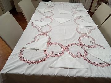 Tovaglia di cotone bianco per 12 posti.