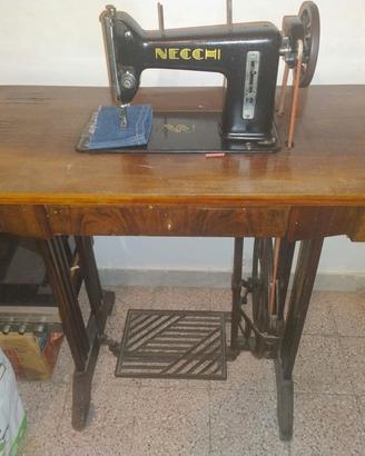 macchina da cucire Necchi d'epoca