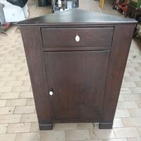 Mobile angolare vecchio in legno