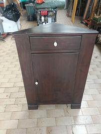 Mobile angolare vecchio in legno