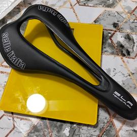 sella per bici da corsa in carbonio.