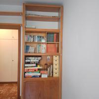 Libreria in legno con cassetto