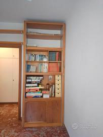 Libreria in legno con cassetto