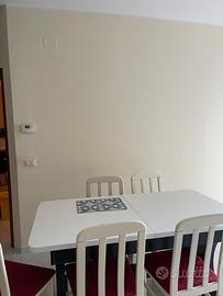 Tavolo in legno comprensivo di 4 sedie