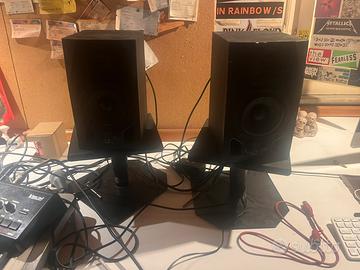 Adam A3X con supporti