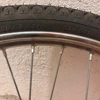 Copertone con ruota a mozzo e due cerchi