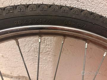 Copertone con ruota a mozzo e due cerchi