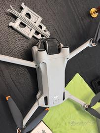 DJI Mini 3 Pro con Fly More Kit e DJI RC