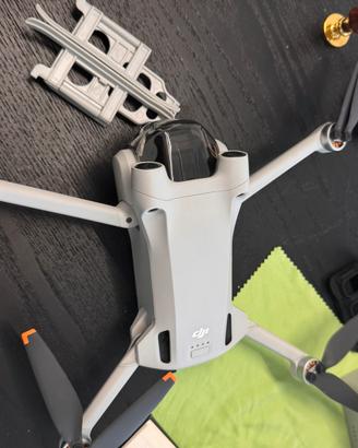 DJI Mini 3 Pro con Fly More Kit e DJI RC