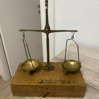 Bilancia da farmacia con i pesi