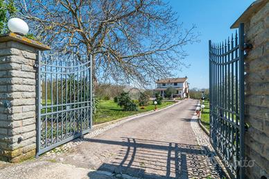VILLA SINGOLA A RONCIGLIONE