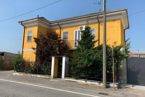 MORTARA VIC.: VILLA SINGOLA CON GIARDINO
