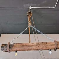 Lampadario industrial in legno antico e ferro