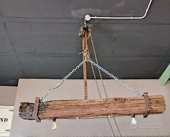 Lampadario industrial in legno antico e ferro