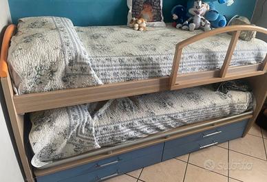 Letto a castello in legno con scaletta