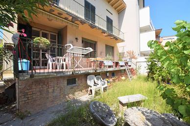 Casa singola di ampia metratura con grande giardin