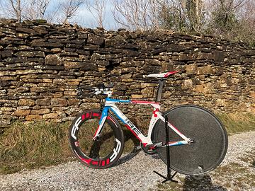 Bicicletta full carbon Cube 