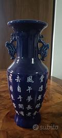Vaso cinese blu in porcellana con ideogrammi