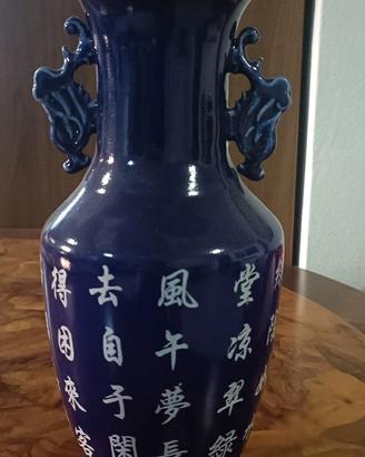 Vaso cinese blu in porcellana con ideogrammi