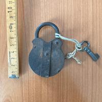 Antico lucchetto con chiave funzionante