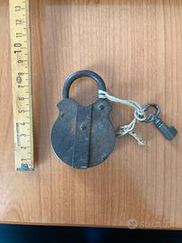 Antico lucchetto con chiave funzionante