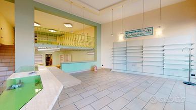 Locale commerciale bilivelli in centro