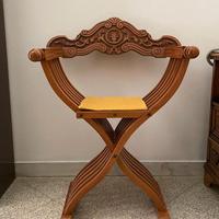 Sedia Savonarola con spalliera e braccioli.