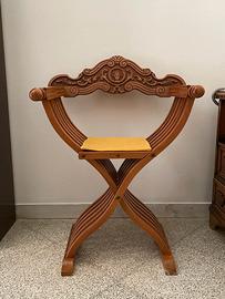 Sedia Savonarola con spalliera e braccioli.