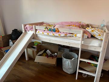 Letto rialzato con scivolo