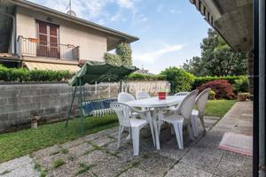 VILLA LIBERA SU TRE LATI CON BOX TRIPLO