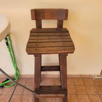 Tavolo alto con sgabelli