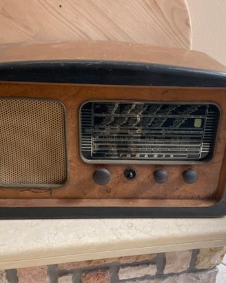Radio d’epoca in legno