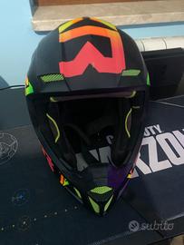 Casco motocross FXR Racing -grafica colorata