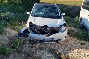 Renault Twingo elettrica vibes incidentata fronte 