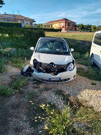 Renault Twingo elettrica vibes incidentata fronte 