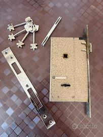 Serratura Cerutti con chiave a doppia mappa