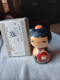 Bambola Kokeshi "Tsubaki"(Camelia) di Aoki Ryoka